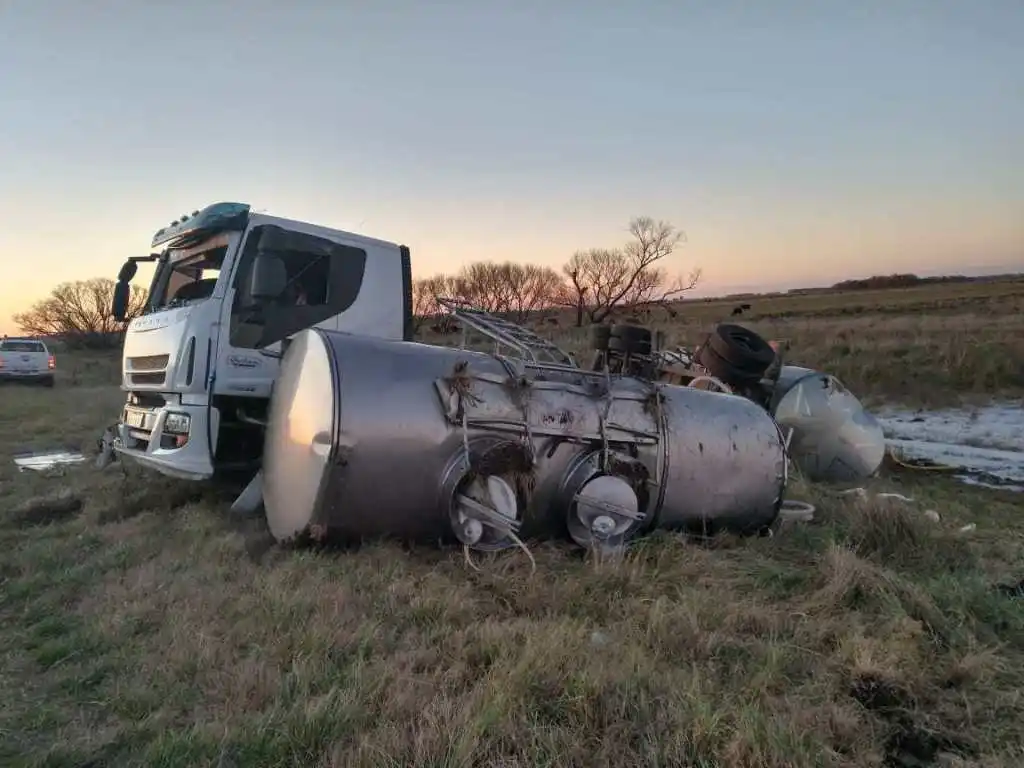 Un tandilense que transportaba leche volcó en la Ruta 226