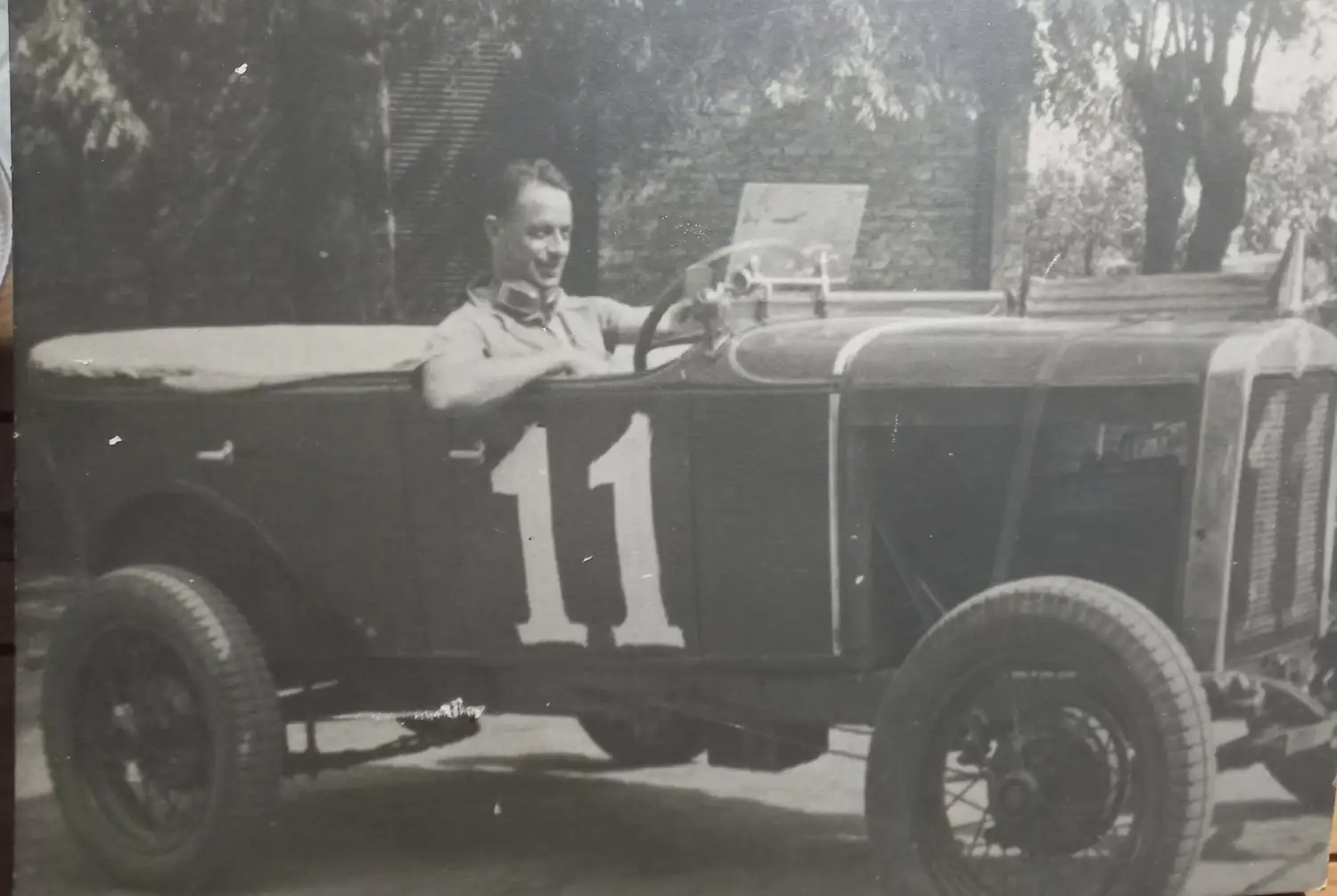 Un almacén, un auto y una historia familiar: una postal entrañable de la Crespo de antaño
