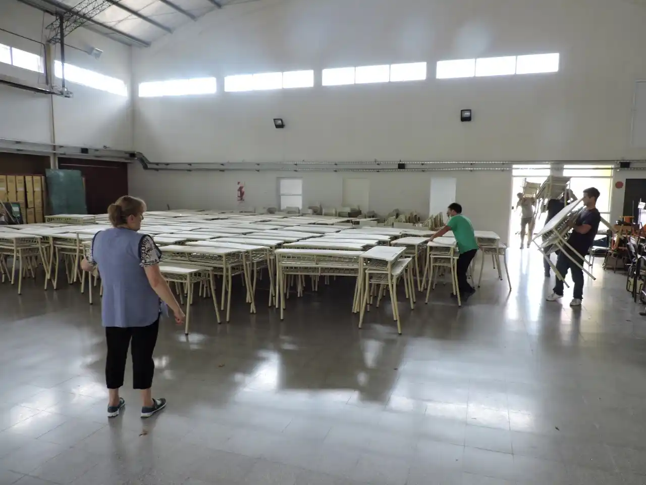 Llegó el mobiliario para las nuevas aulas del edificio de la escuela Polivalente