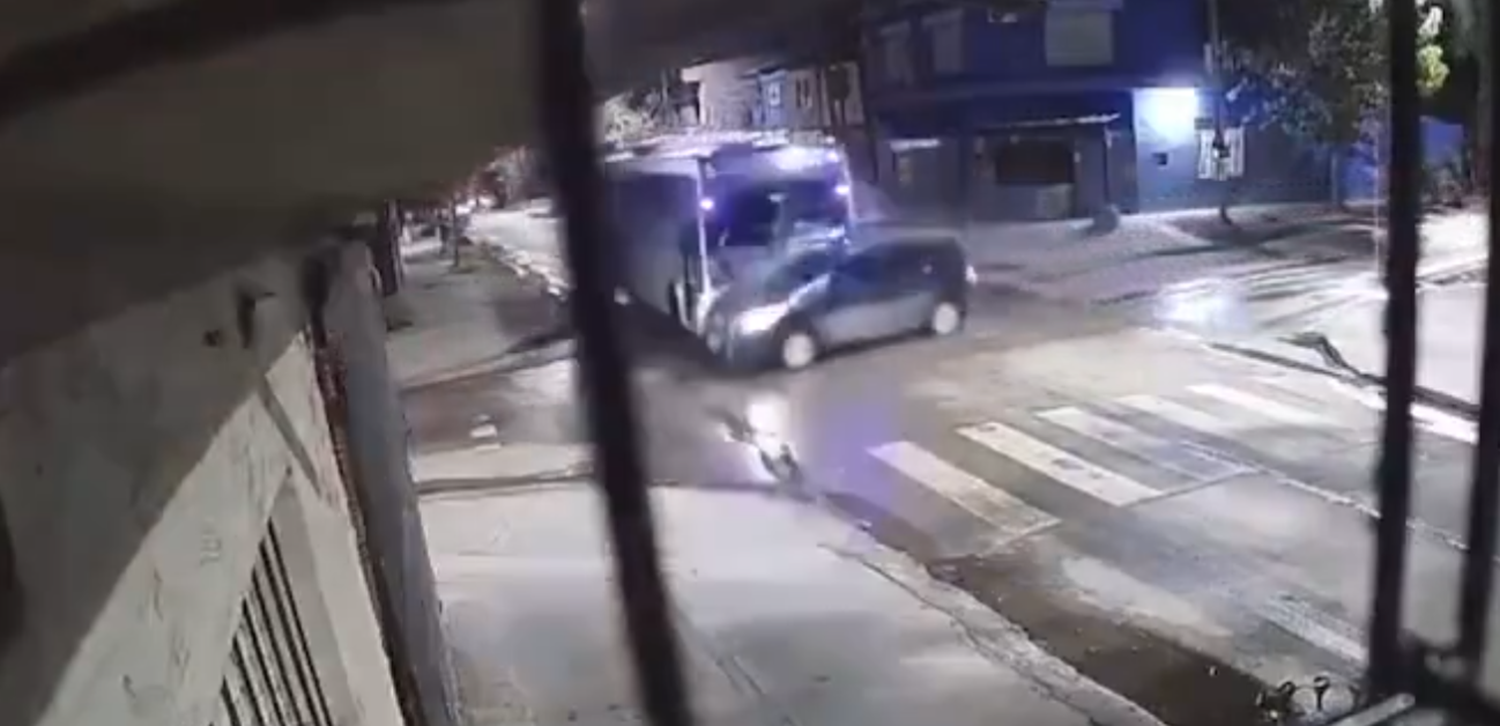 Un colectivo de la línea 341 chocó de lleno a un automóvil en un cruce de José C. Paz