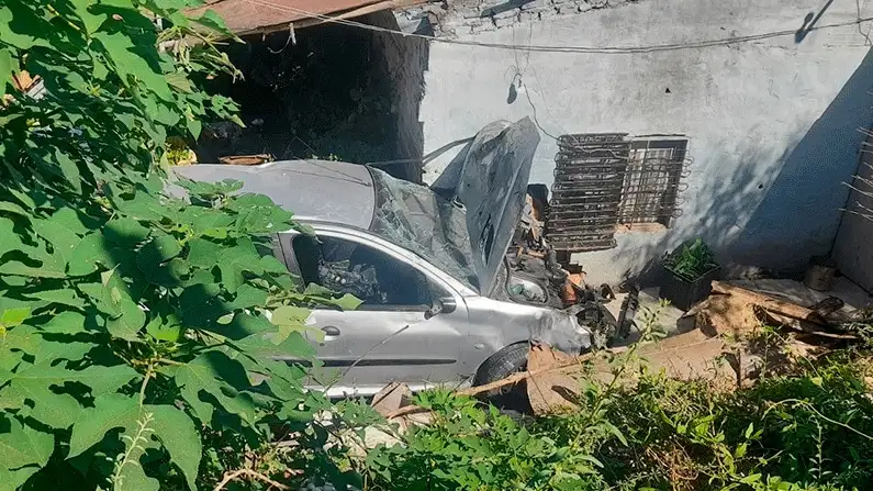 Un conductor con 1.56 mg de alcohol en sangre terminó impactando contra una vivienda