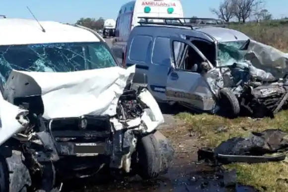 Tragedia en la ruta: tres personas murieron en un impactante choque frontal 