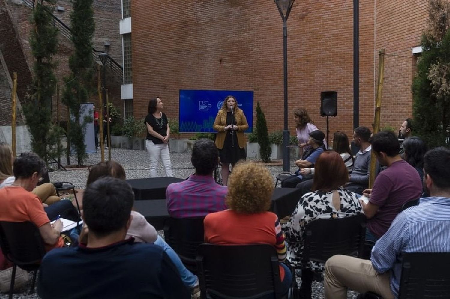 A través de diversos planes y programas, Rosario es una ciudad que trabaja para reducir la emisión de gases de efecto invernadero y para promover adaptación y resiliencia de las personas y los ecosistemas, a través de procesos participativos.