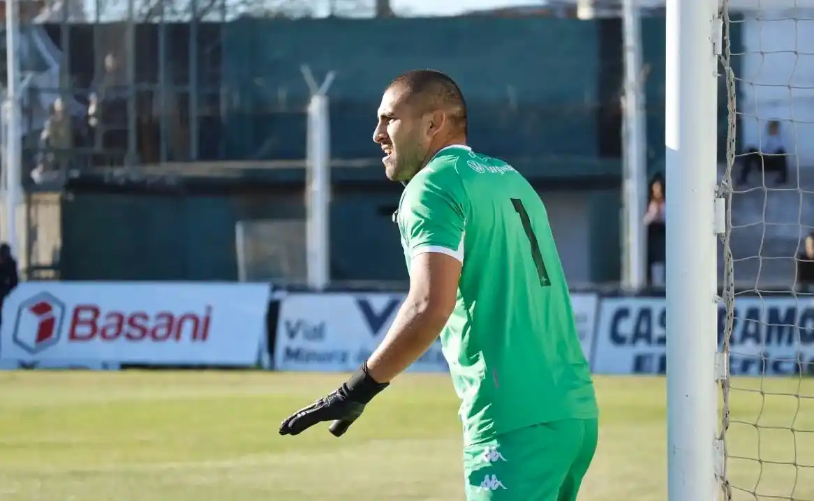 Nicolás Báez, vistiendo la camiseta de Kimberley.