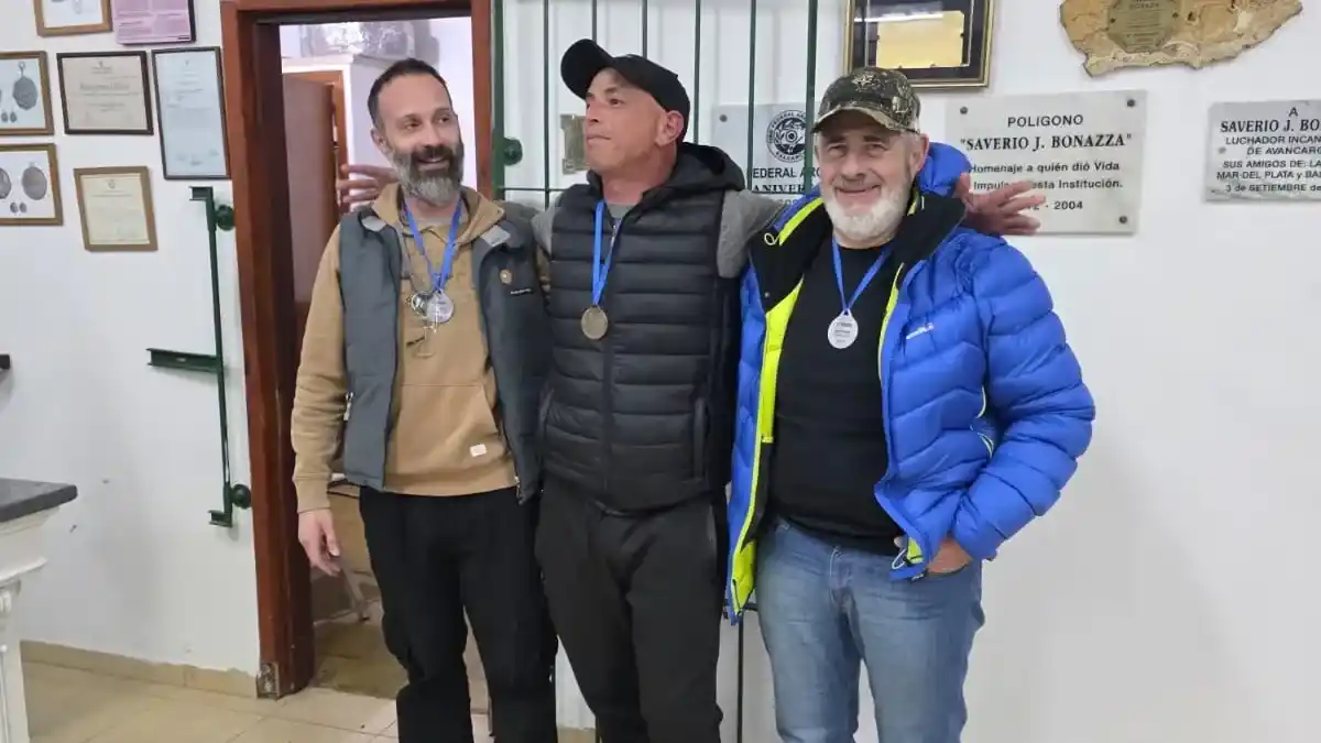 El podio de una de las categorías, con Roberto Vega presente