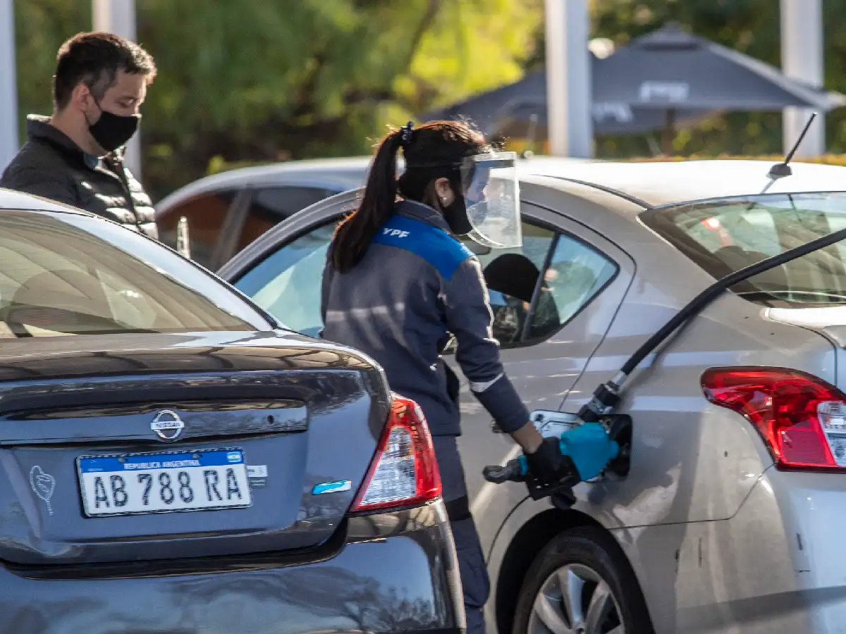 Ventas de combustibles se ubican 25% por debajo de los niveles "pre pandemia", según expendedores