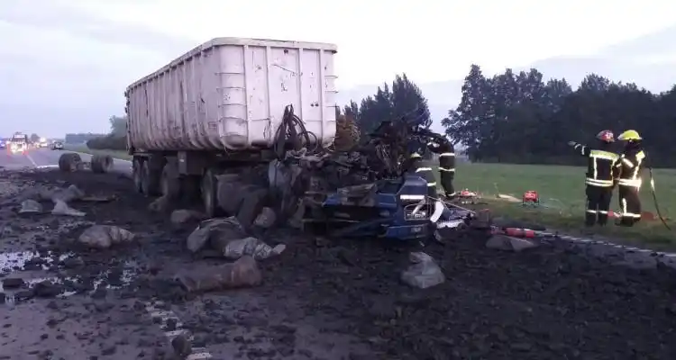 Ruta 9: Rescataron al chofer de un camión que chocó a otro desde atrás
