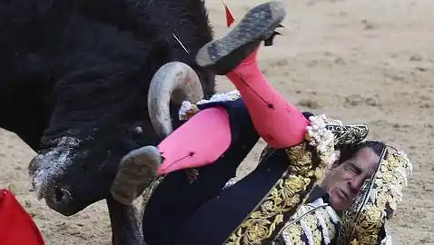 Dramático: toro cornea, pisotea y levanta por los aires a matador mexicano