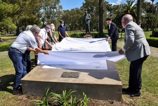 Se descubrió la placa grabada con el Preámbulo de la Constitución en el monumento a Raúl Alfonsín