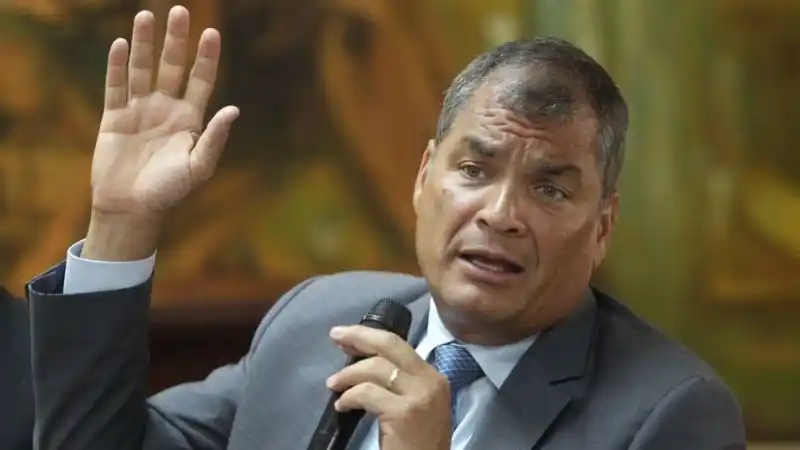 Correa denunció un “golpe” en Ecuador y Andrés Arauz pidió respetar el balotaje