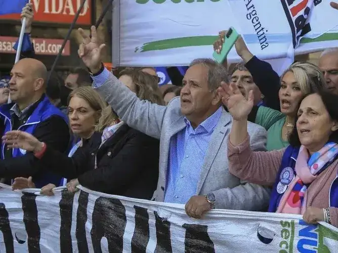 Bancarios cerraron otro aumento y el sueldo supera los 2.500.000 pesos
