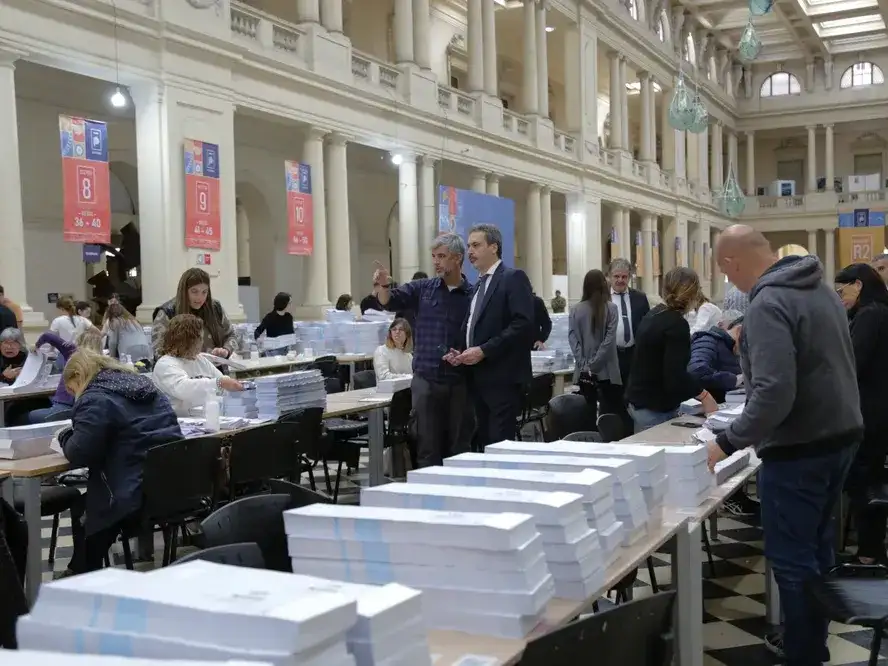 El juez Alejo Ramos Padilla junto a las boletas impresas.
