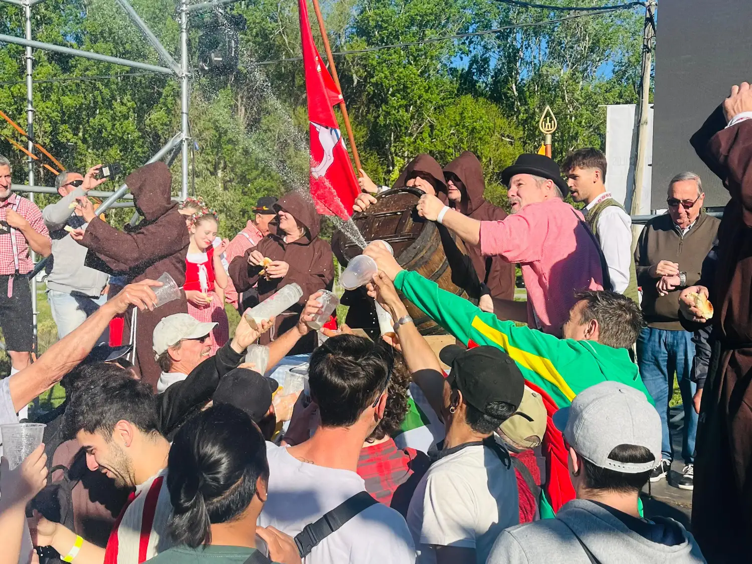 El tradicional espiche marcó la apertura formal del evento que se consolida en la agenda local.