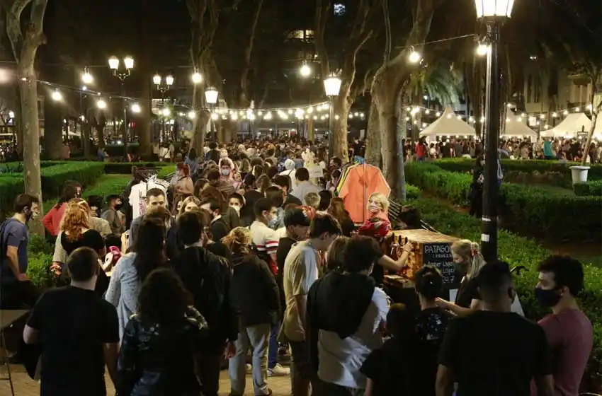 Éxito rotundo: Rosario colmó el microcentro y vivió La Noche de las Peatonales