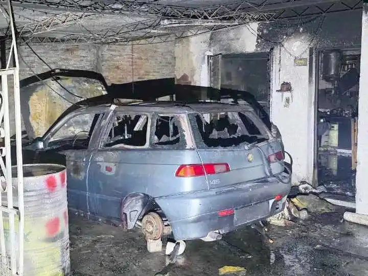 Investigan el incendio intencional de un automóvil