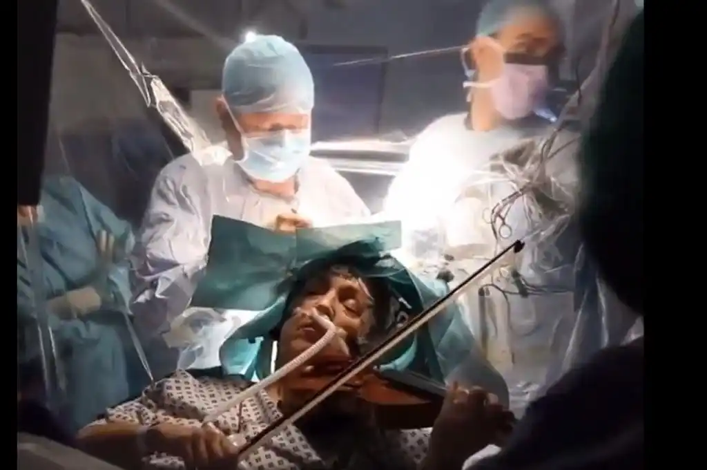 Tocó el violín mientras la operaban para extraerle un tumor cerebral