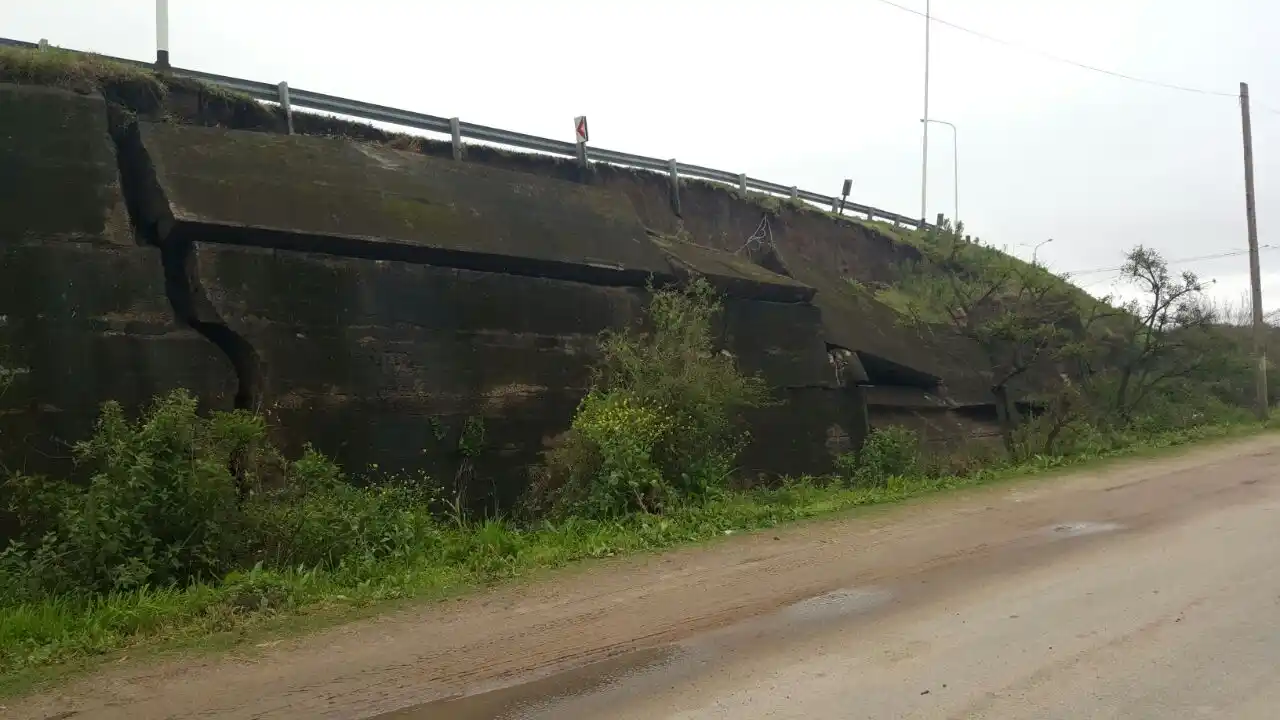 Se desmoronó el murallón del puente de rutas nacionales 12 y 14