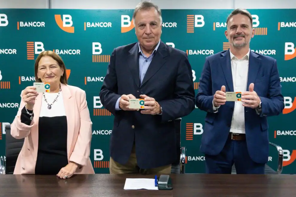 El titular de la entidad bancaria firmó un convenio con representantes de empresas de transporte.