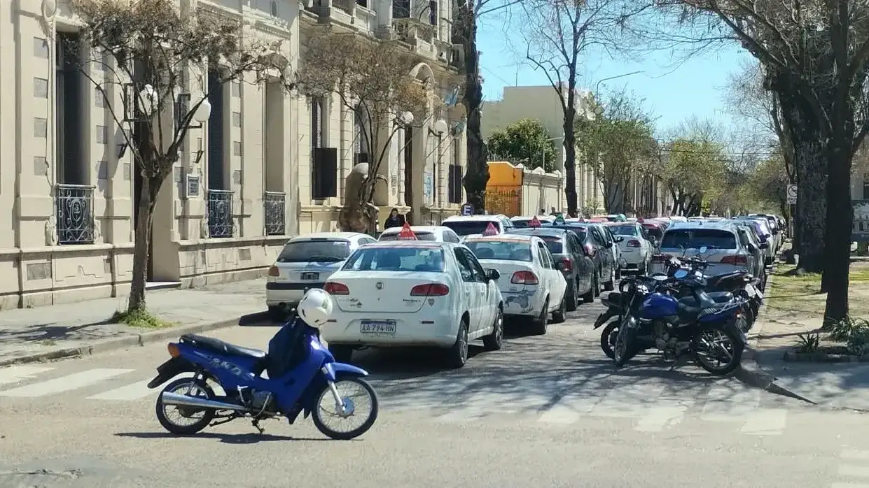 Remiseros de la ciudad protestaron frente al Municipio