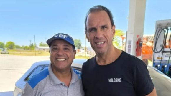 Un 'Mono' suelto en Rauch: Navarro Montoya pasó por el pueblo de 15 mil habitantes y se sacó fotos en una estación