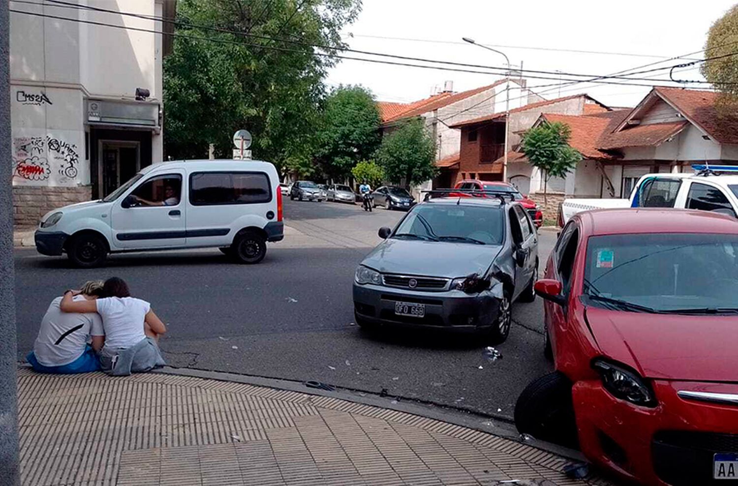 Sufrió golpes en la cabeza una mujer tras un choque entre dos autos