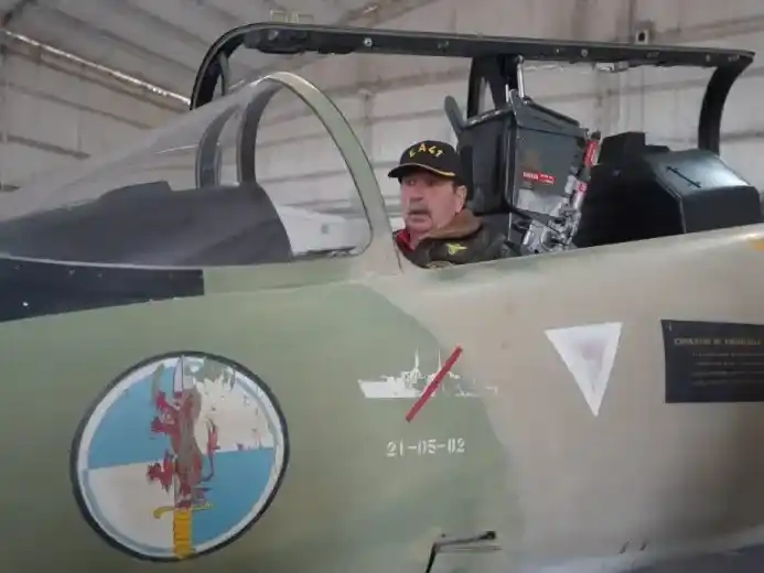 El 21 de mayo de 1982, Owen Crippa sobrevoló el Estrecho de San Carlos y enfrentó en solitario a una flota británica compuesta por numerosos buques de guerra.