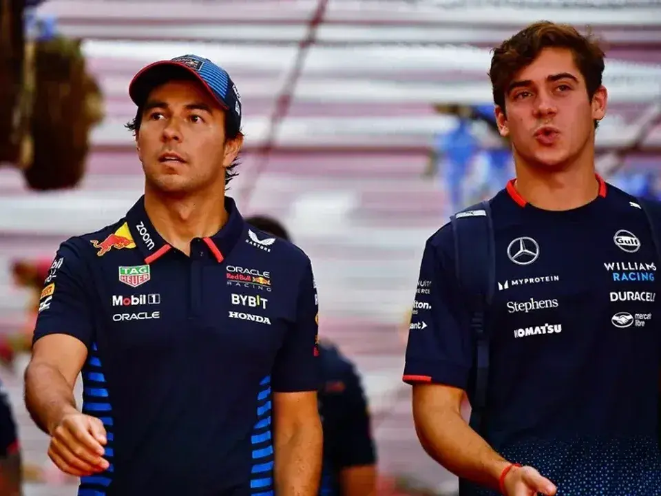 Checo Pérez junto a Colapinto.