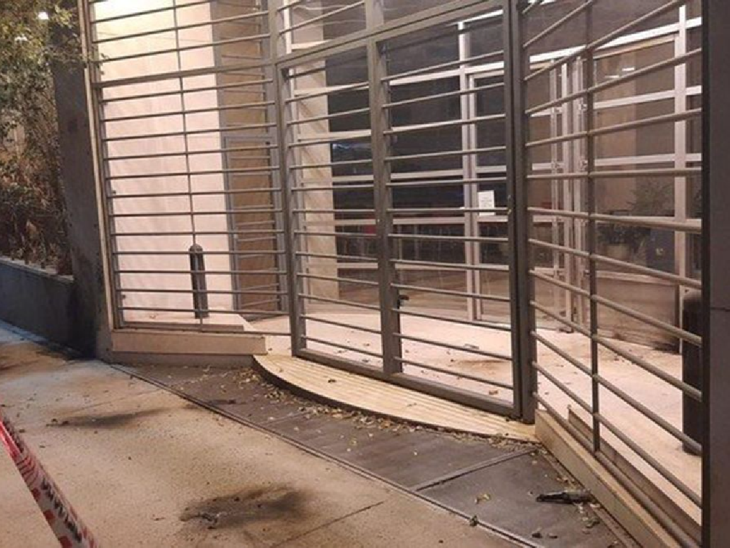 Atacaron con bombas molotov el edificio del diario Clarin