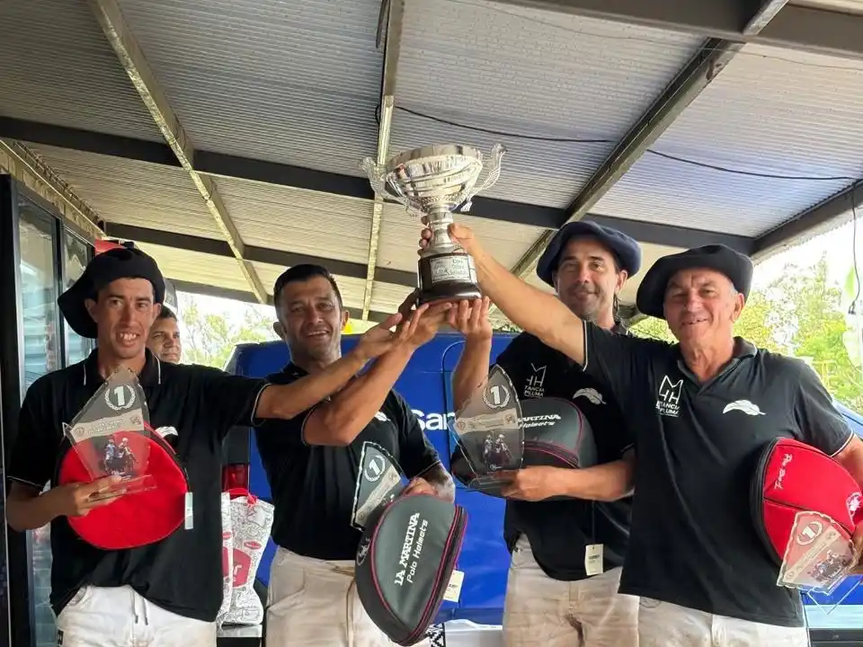 La Pluma gritó campeón.