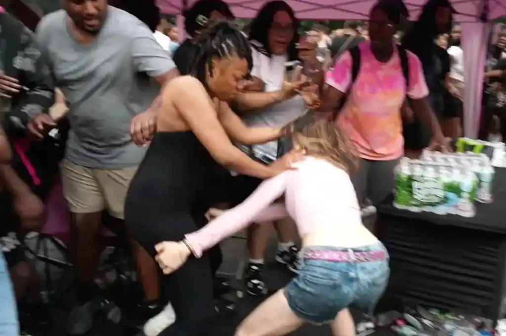 Mujeres se agarraron a golpes y de los pelos