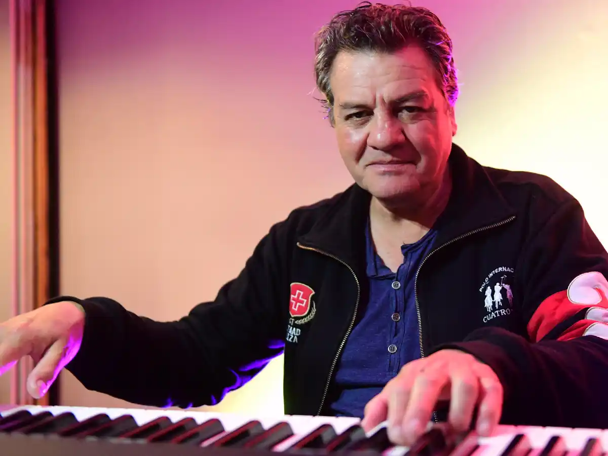 "Soy un pobre infeliz que toca el piano como los dioses", dijo Suizer, el "pianista de la calle"