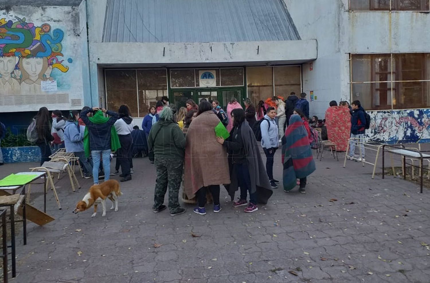 Frazadazo en La Piloto: "La escuela es una heladera"