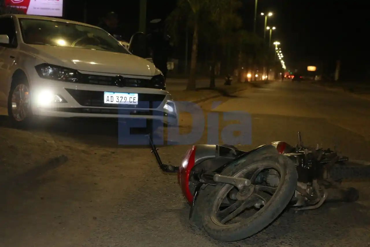 Dos jóvenes fueron lesionados luego de  que los chocara un auto que dobló en U