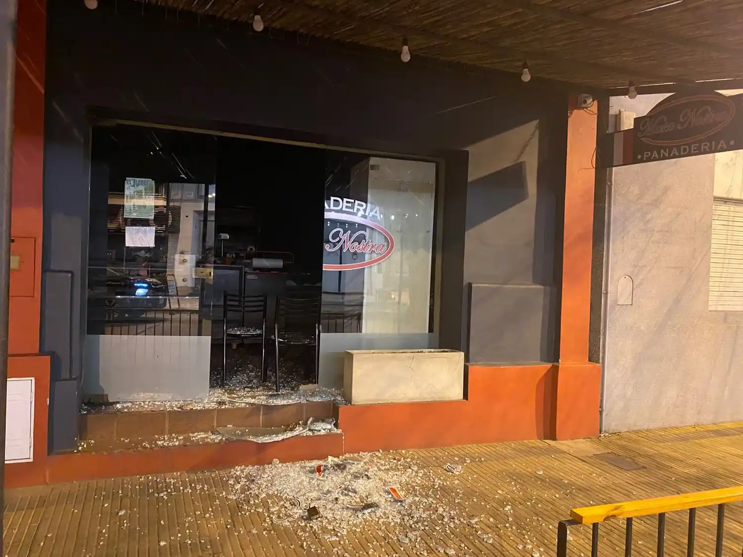 El sospechoso habría roto uno de los vidrios del local para ingresar.