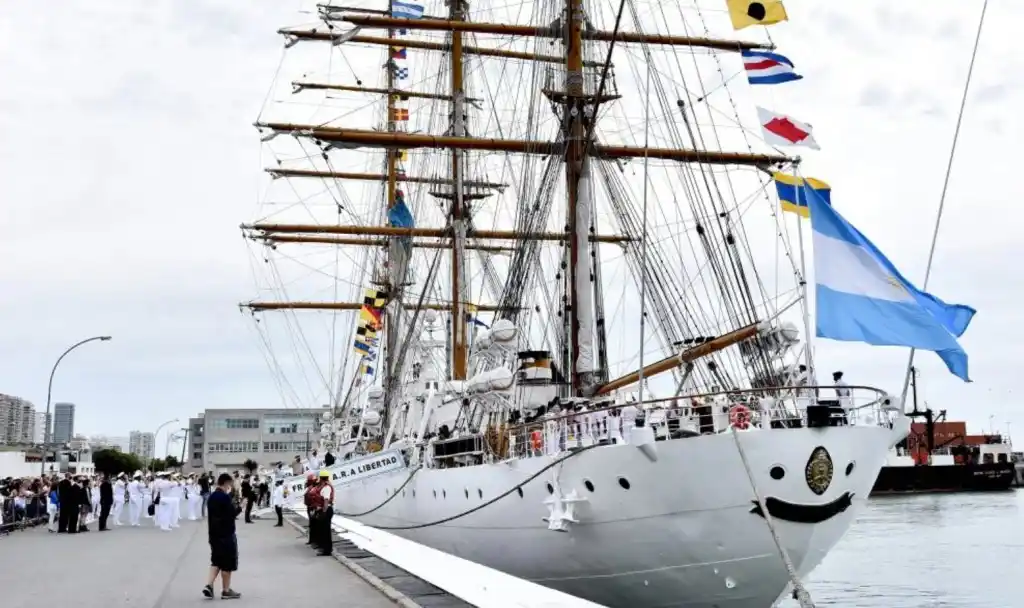 La Fragata Libertad logró ingresar al puerto de Buenos Aires tras un paro gremial sorpresivo