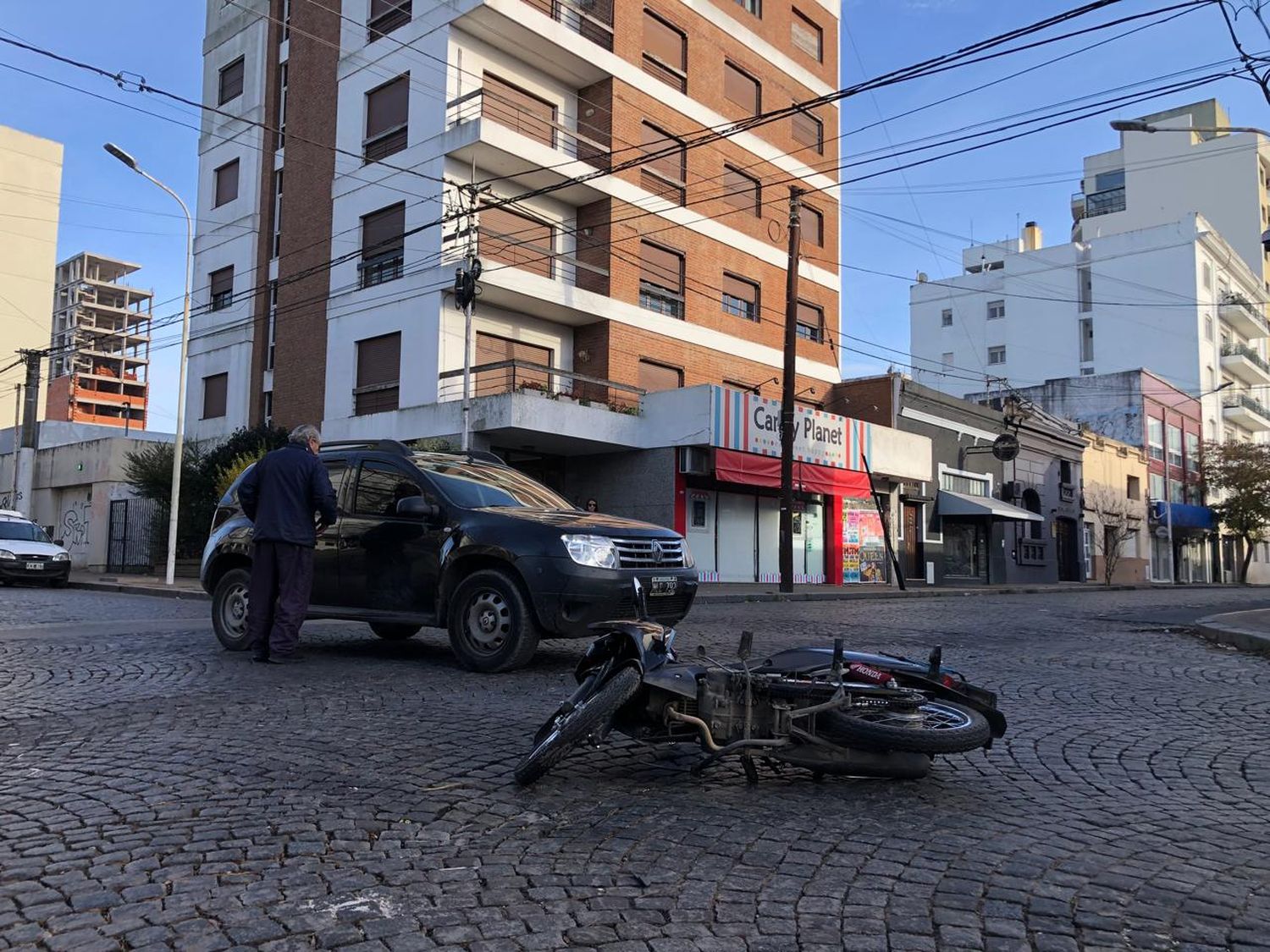 Un motociclista fue derivado al Hospital por un accidente en Maipú y 9 de Julio