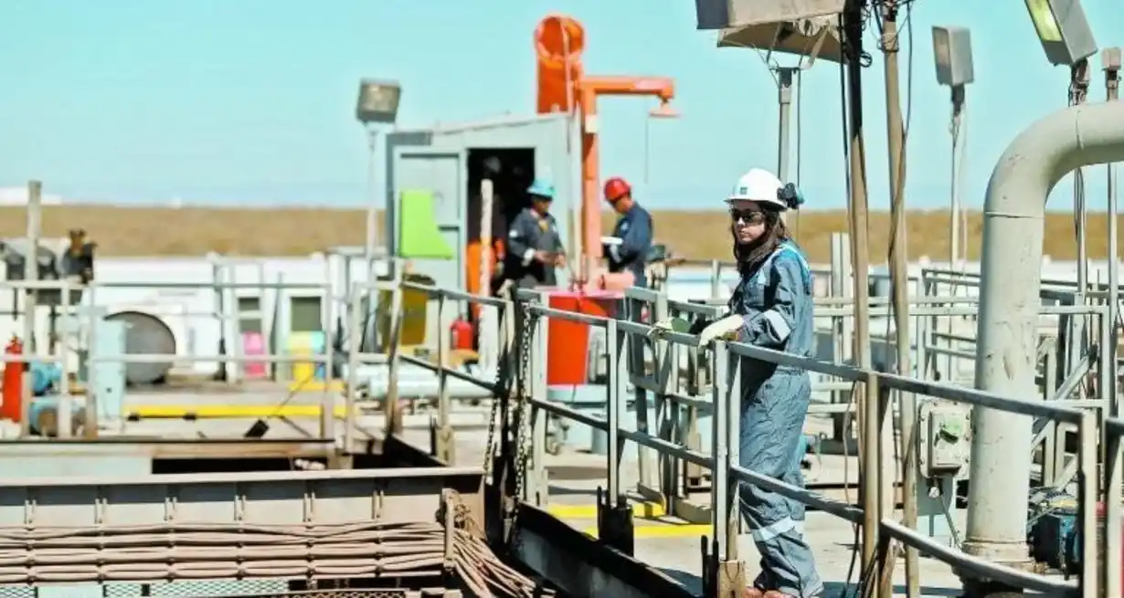 La industria petrolera registró una importante caída interanual del 10,8% en este 2025, aunque sigue siendo la que de mayor capacidad de uso.