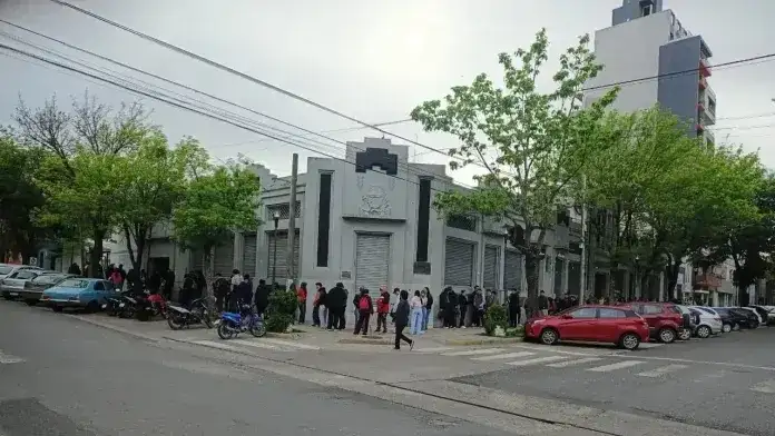 Larga fila de jóvenes en la oficina de empleo de Paraná para postularse a 3 puestos laborales