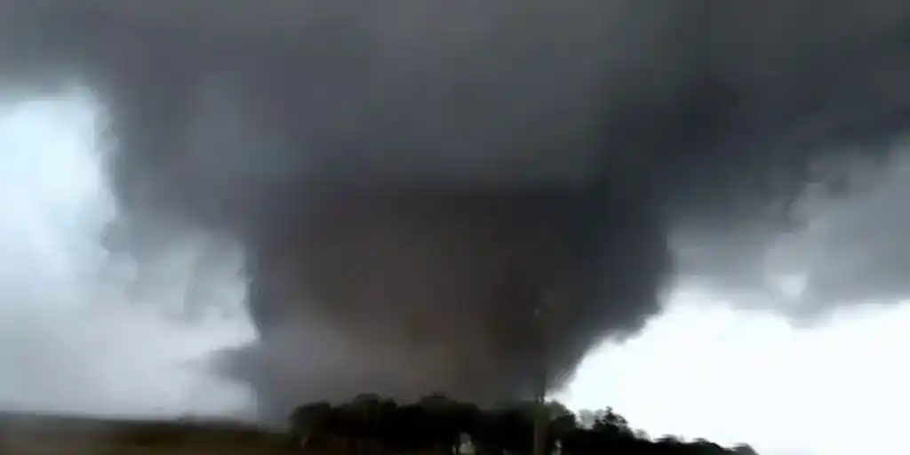 Explosiones, rayos y destrucción: así fue el paso del tornado en Arkansas