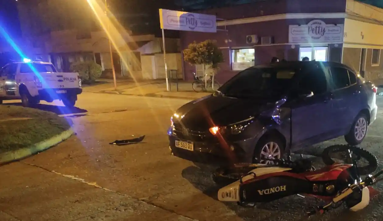 Una mujer accidentada tras chocar en su moto contra un auto
