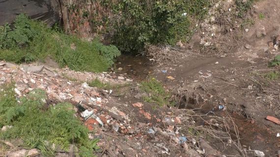 Reclamo de vecinos por carencia de cloacas y otros servicios básicos