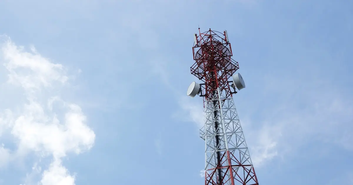 Condenan a empresas de telefonía por la instalación ilegal de una antena de 48 metros