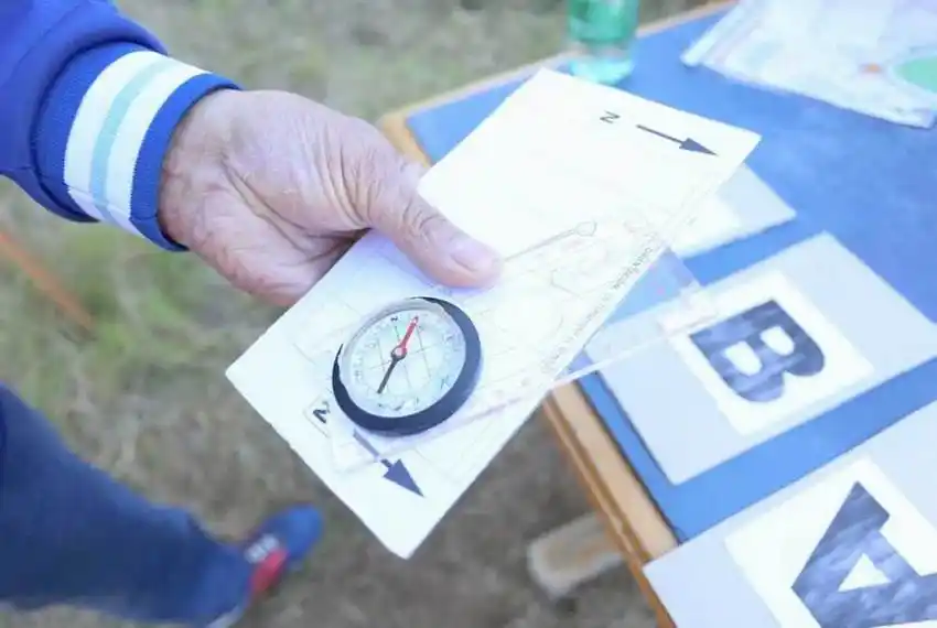 Orientación: el crecimiento deporte del mapa y la brújula