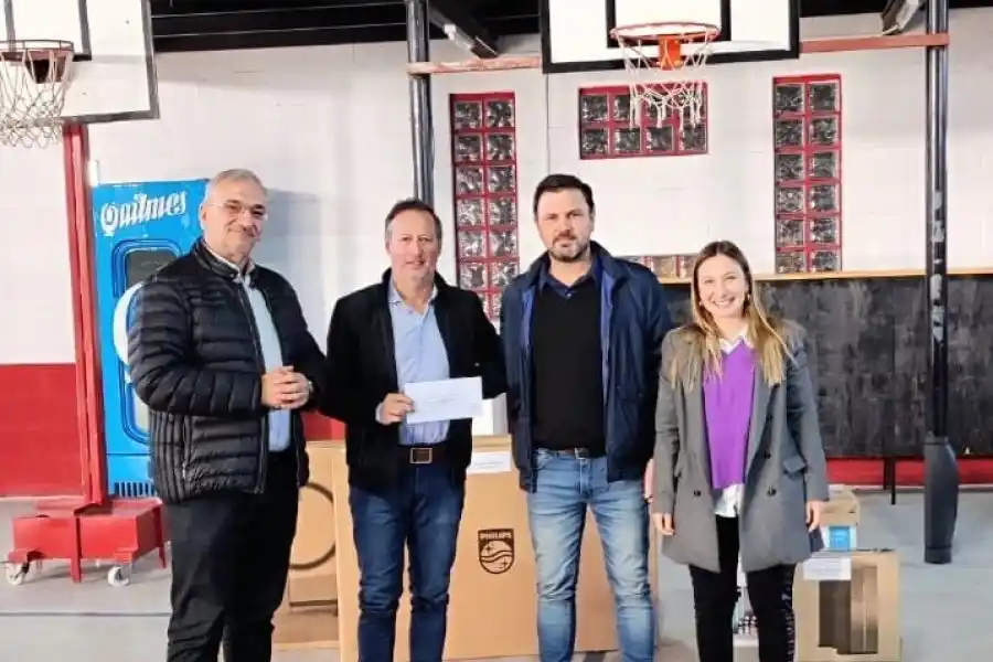 Calvo en el Club Ferrocarril del Estado junto a representantes institucionales