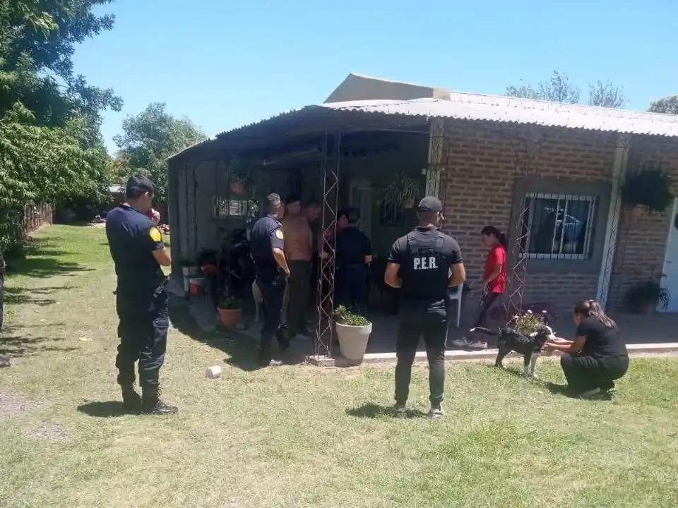 Detuvieron a dos hombres por el incendio intencional de una camioneta en La Paz