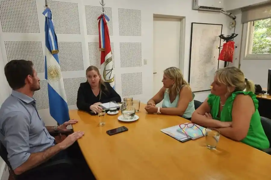 La ministra de Desarrollo Social, Victoria Tejeda, se reunión en San Vicente para evaluar y analizar el panorama