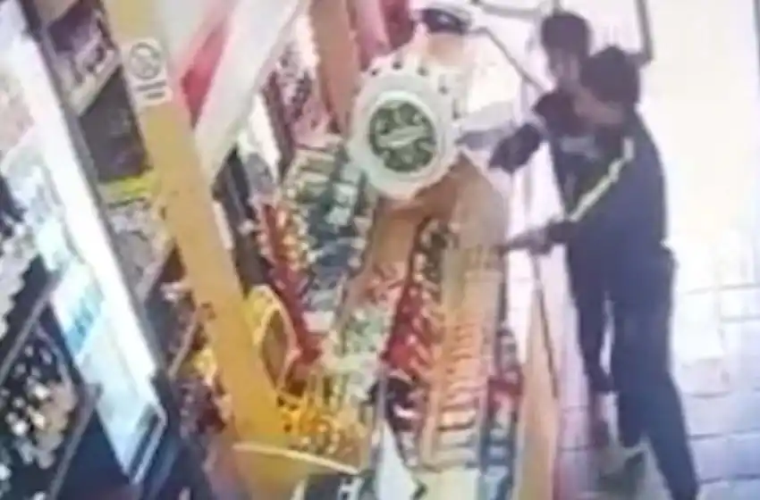 Dos menores amenazaron con un arma a un kioskero por no querer venderle papelillos