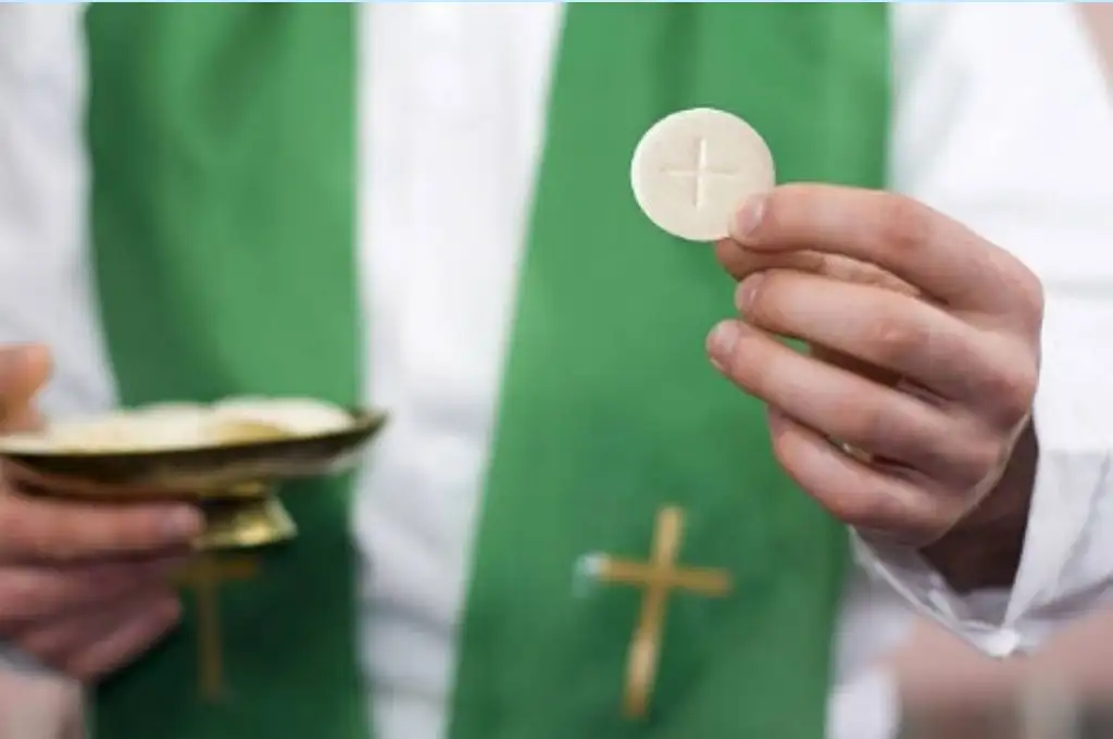 El Episcopado recomendó no realizar el saludo de la paz en las misas