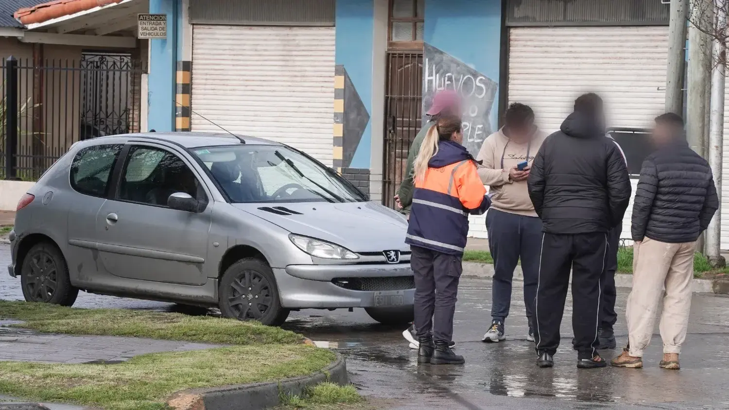 Fuerte colisión entre dos automóviles, no arrojó heridos, pero los conductores se pelearon