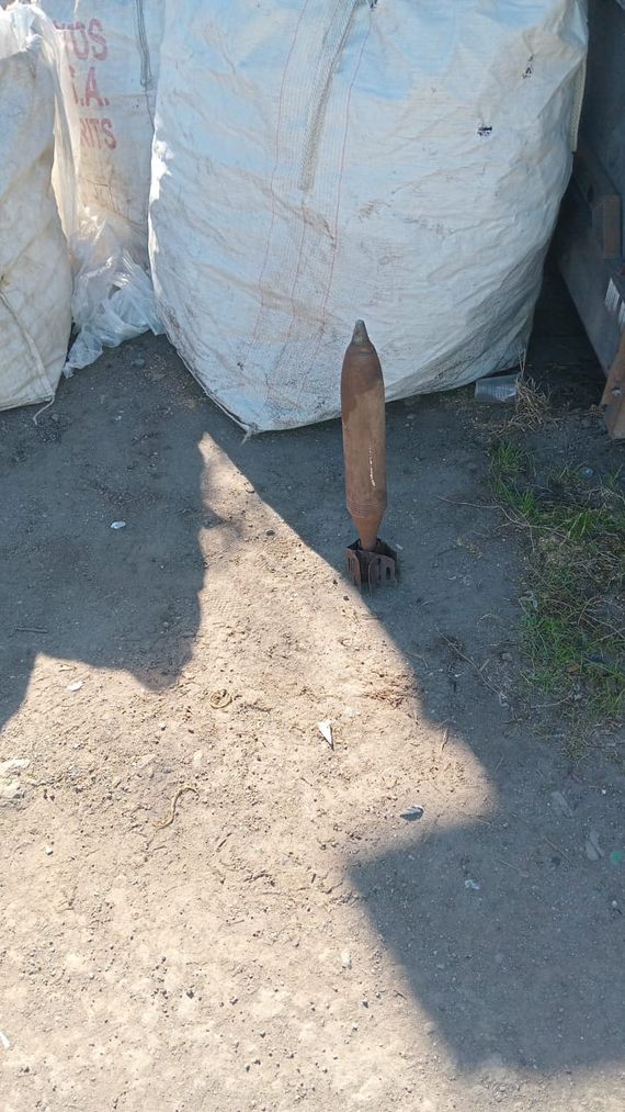 Evacuaron la cuadra: Encontraron un misil de mortero en una planta recicladora al lado de Puente Azul